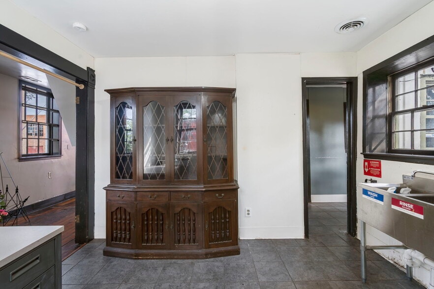 More Photos Of 901 Franklin Ave, Lexington General Retail For Sale