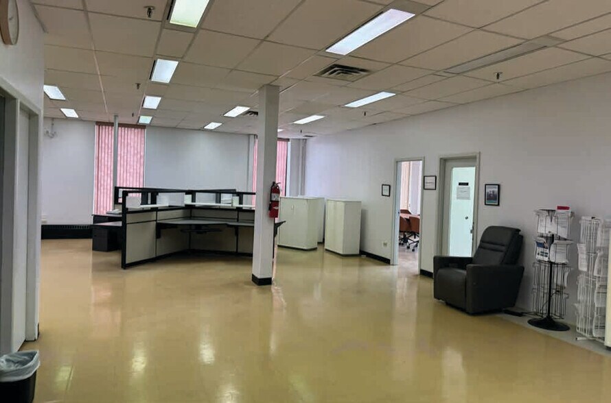 More Photos Of 170 Furniture Park, Winnipeg Distribution For Lease
