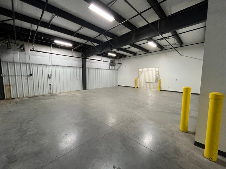 More Photos Of 310 N Yearling Rd, Columbus Showroom For Lease