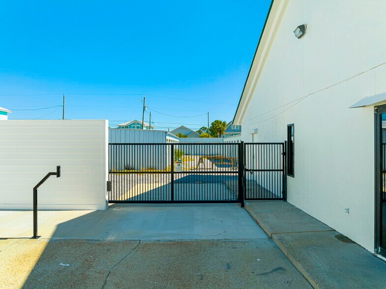 More Photos Of 6126 Thomas Dr, Panama City Self Storage For Sale