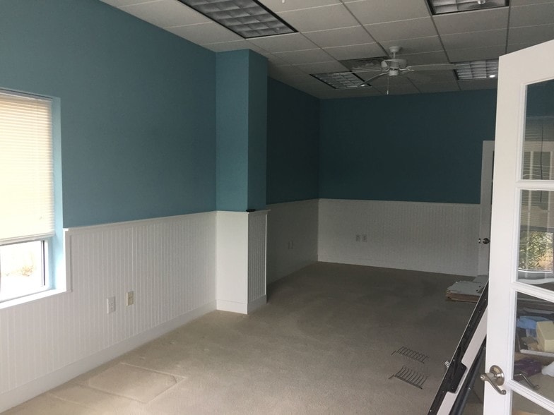 More Photos Of 6626 Gordon Rd, Wilmington Office For Sale