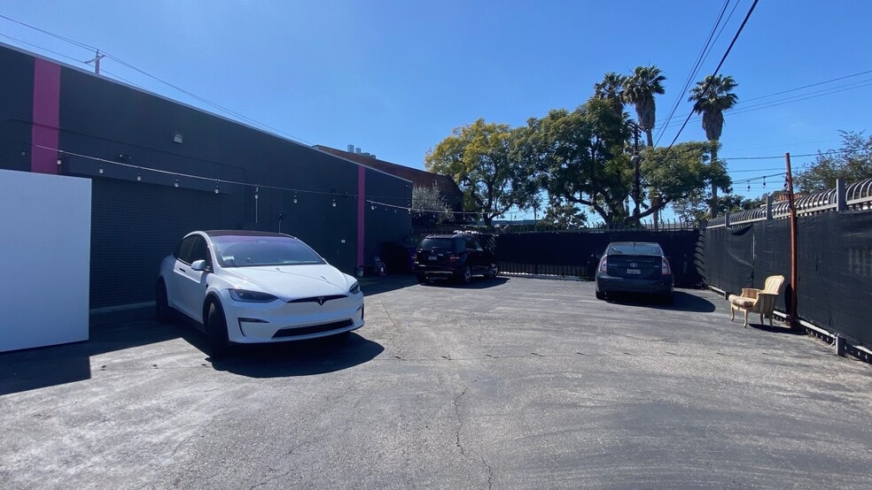 More Photos Of 5351 W Adams Blvd, Los Angeles General Retail For Lease