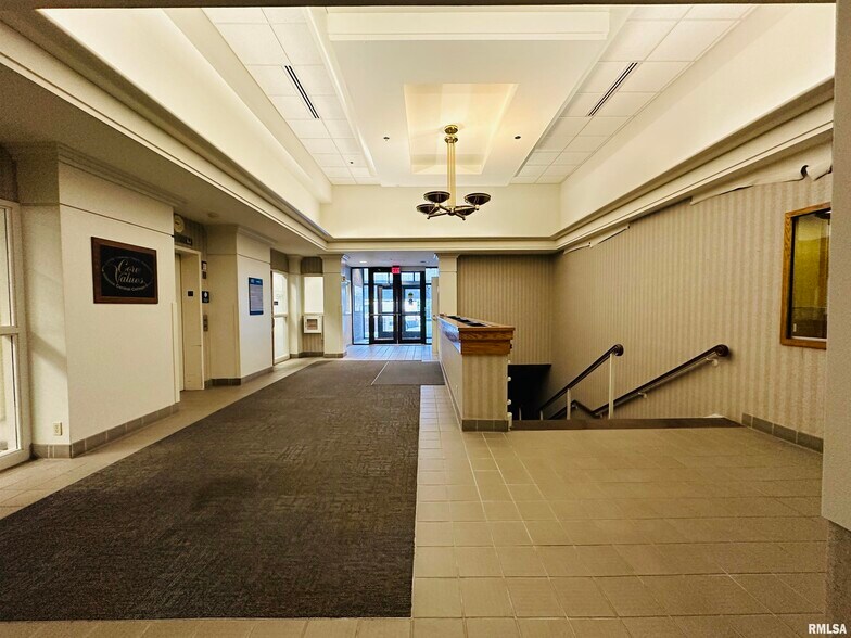 More Photos Of 113 SW Adams St, Peoria Office For Sale