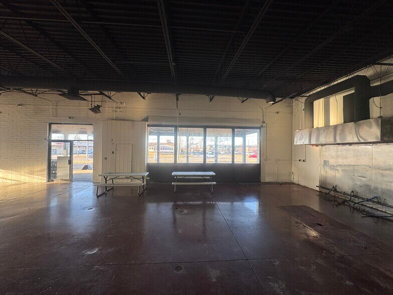 More Photos Of 13425 Snow Rd, Brook Park Freestanding For Lease