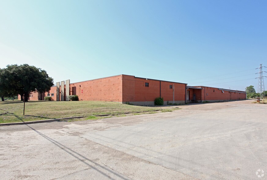 More Photos Of 8107 Chancellor Row, Dallas Warehouse For Lease