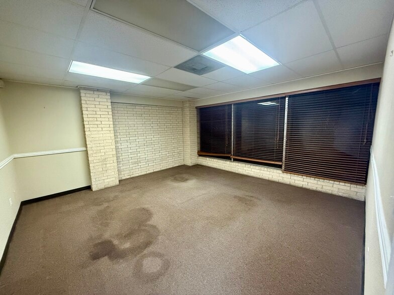 More Photos Of 204 Schilling St, Baytown Warehouse For Lease