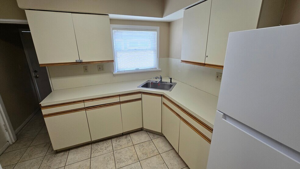 More Photos Of 724 E Park Ave, Long Beach Office For Lease