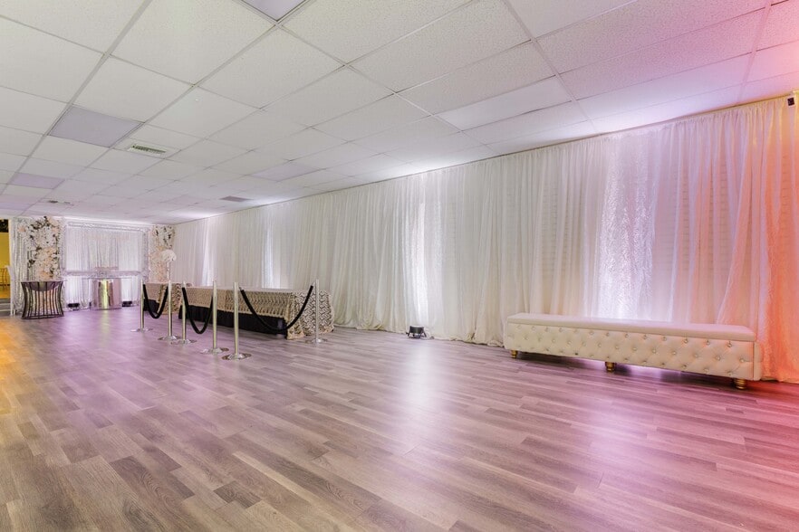 More Photos Of 6265 Van Nuys Blvd, Van Nuys Storefront For Sale