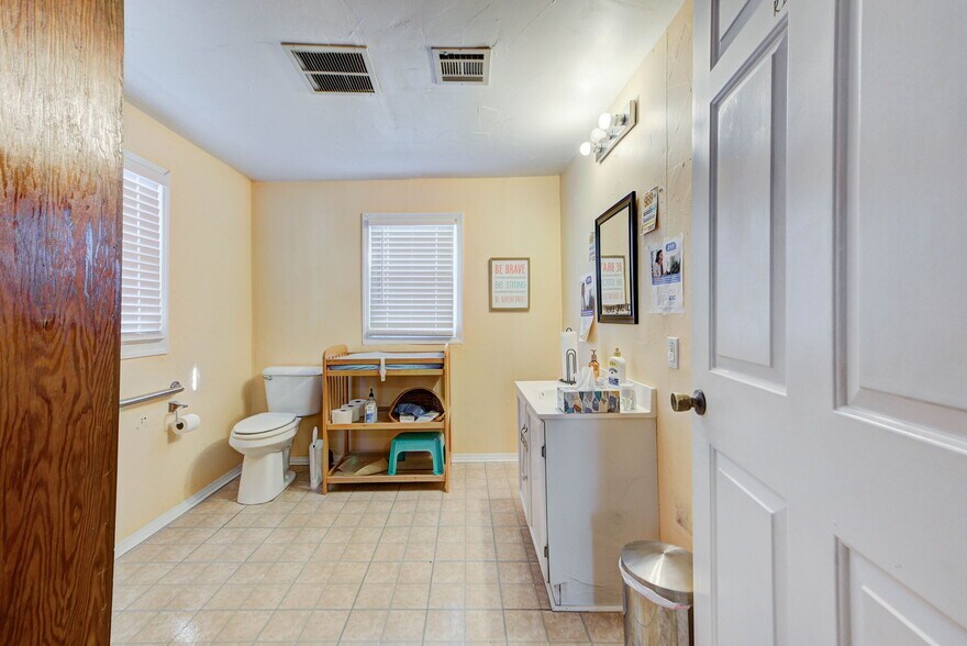 More Photos Of , El Reno Office For Sale