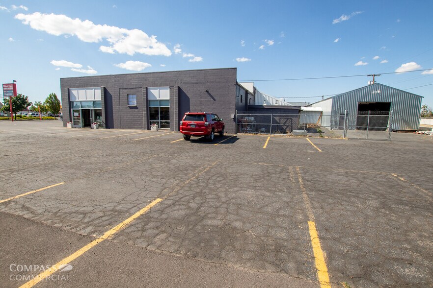 More Photos Of 798 NW 5th St, Redmond Storefront For Lease