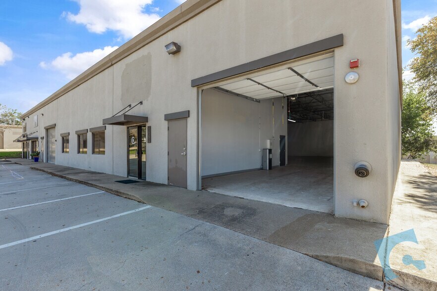 More Photos Of 2845 Exchange Blvd, Southlake Showroom For Lease