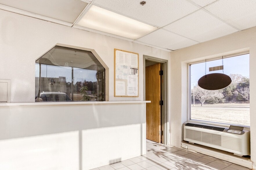 More Photos Of 5301 N Lincoln Blvd, Oklahoma City Hotel For Sale