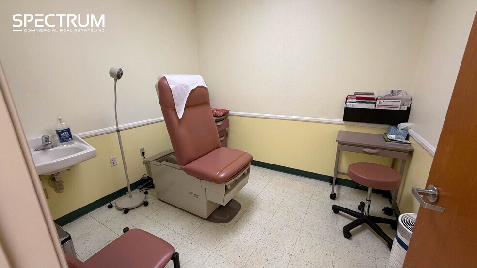 More Photos Of 22621 Lyons Ave, Santa Clarita Medical For Sale