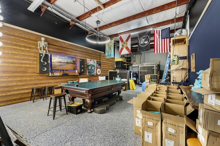 More Photos Of 1076 Business Ln, Naples Showroom For Sale