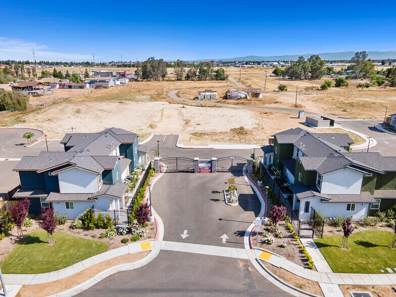 More Photos Of 5860 W Santa Ana Ave, Fresno Apartments For Sale