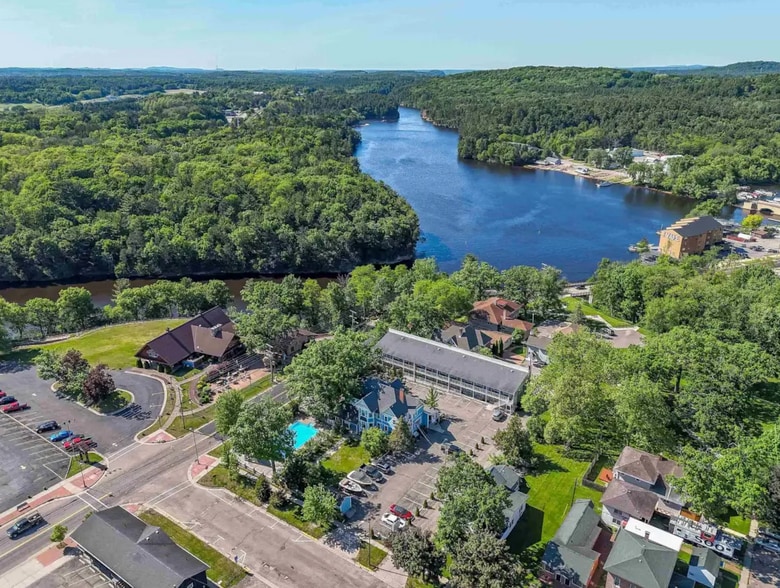 More Photos Of 211 Wisconsin Ave, Wisconsin Dells Hotel For Sale