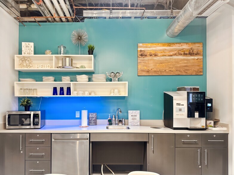 More Photos Of 2100 West Loop South, Houston Coworking Space