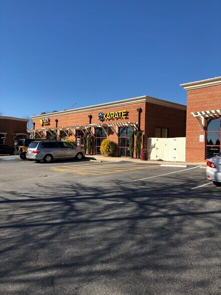 More Photos Of 19722 1 Norman Blvd, Cornelius Restaurant For Lease