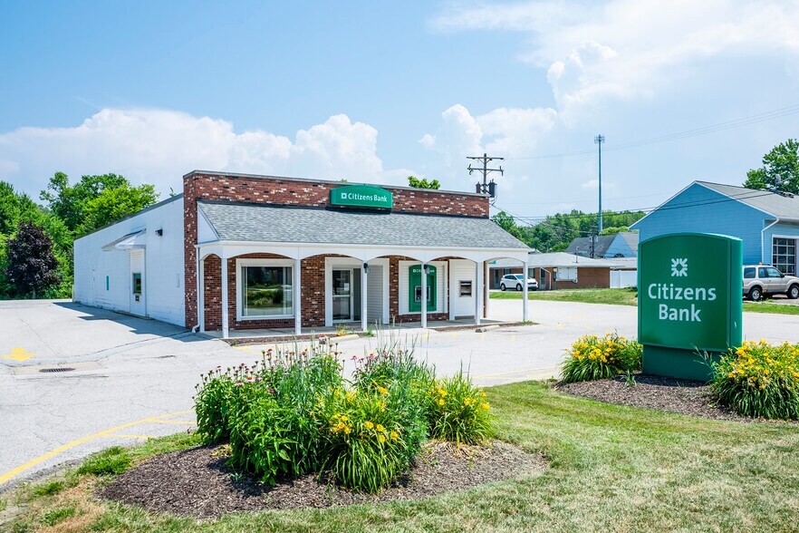 Primary Photo Of 9231 Chillicothe Rd, Kirtland Bank For Lease