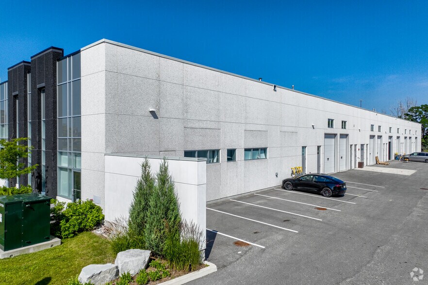 More Photos Of 40 Great Gulf Dr, Vaughan Showroom For Lease