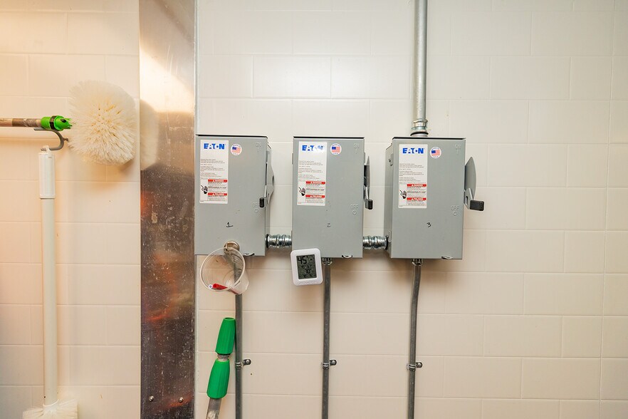 More Photos Of 1627 S Hillside St, Wichita Freestanding For Sale