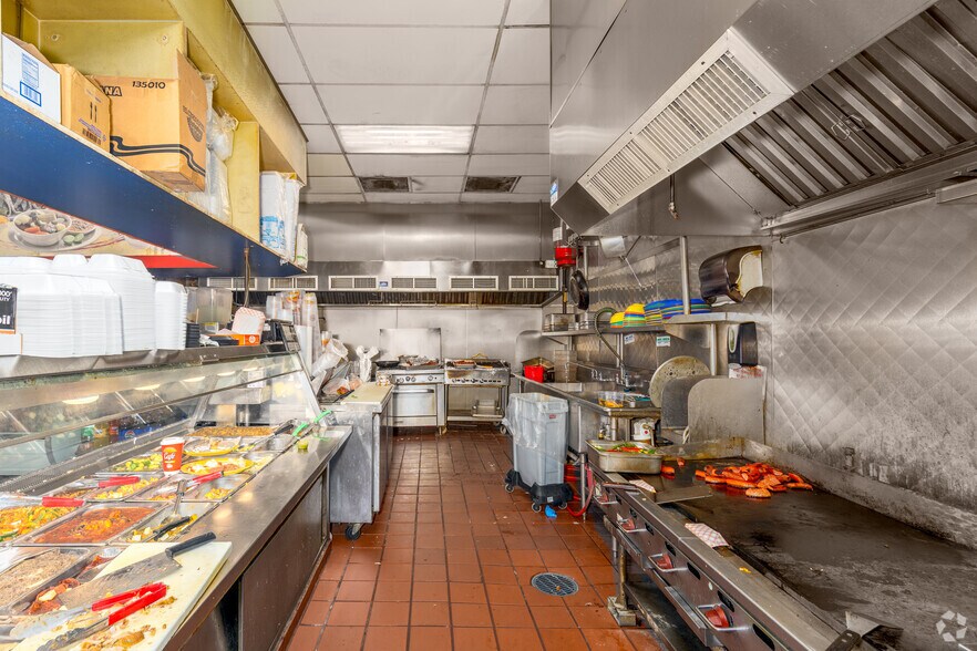 More Photos Of 2420 N Fitzhugh Ave, Dallas Supermarket For Lease