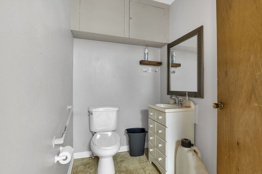 More Photos Of 21034 US Highway 96 S, Kirbyville Flex For Sale