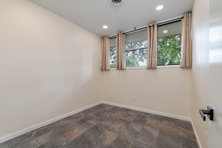 More Photos Of 601 Mary Lake Dr, Bryan Office Residential For Lease