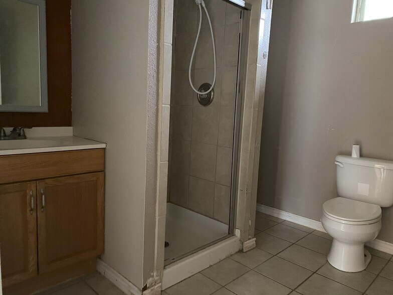 More Photos Of 119 S Commerce St, Dilley Storefront Retail Residential For Sale