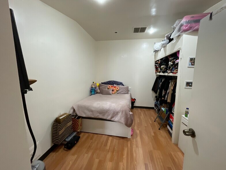 More Photos Of 1854 W 17th St, Santa Ana Freestanding For Sale