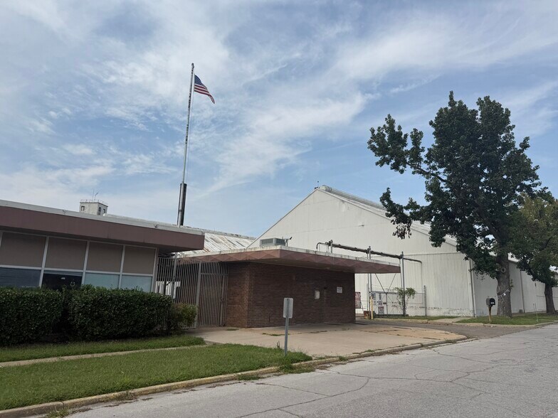 More Photos Of 620 S Linden St, Sapulpa Manufacturing For Lease