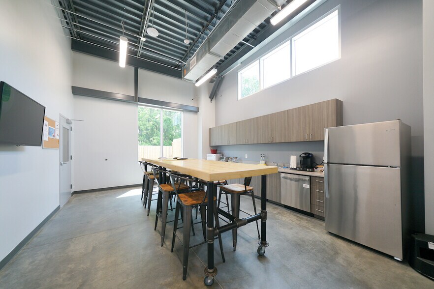 More Photos Of 4348 Statesville Rd, Charlotte Flex For Lease