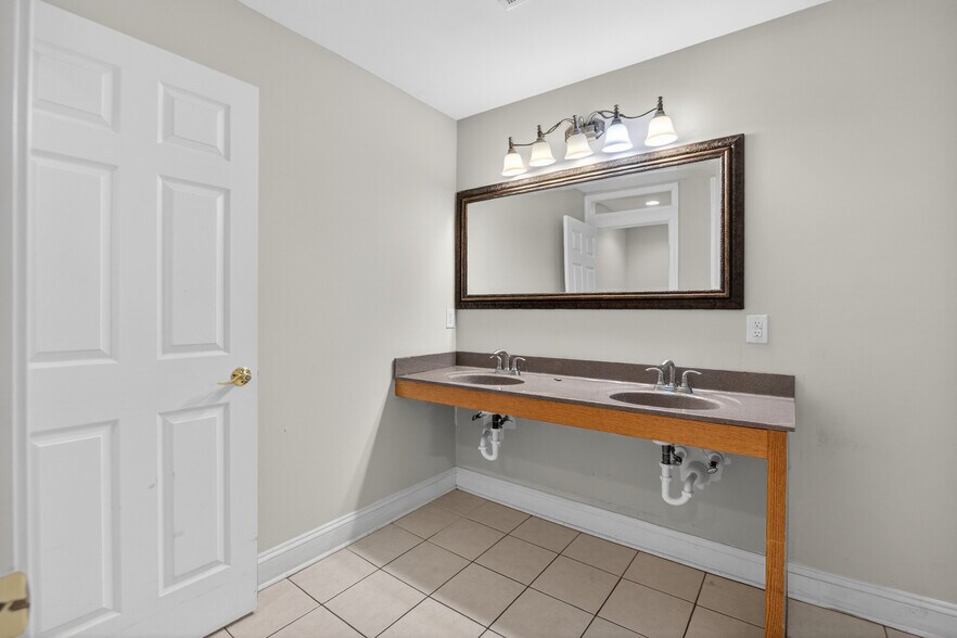 More Photos Of 168 Faulconerville Dr, Amherst Flex For Sale