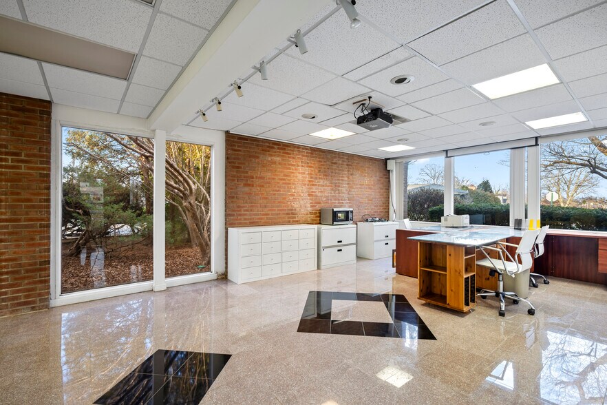 More Photos Of 18 Sheppard Pl, Edison Office For Lease