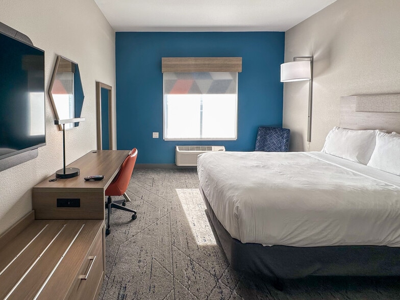 More Photos Of 601 N Sonoma Trl, Ennis Hotel For Sale