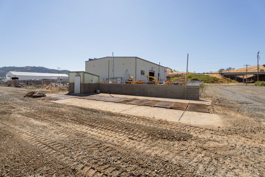 More Photos Of 180 Weyerhaeuser Dr N, Roseburg Warehouse For Sale