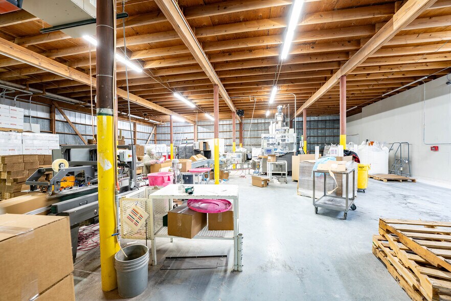 More Photos Of 225 Lawton Ave, Hereford Manufacturing For Sale