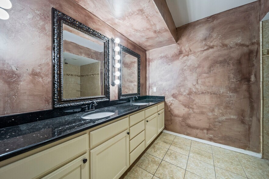 More Photos Of 4702 E 11th St, Tulsa Freestanding For Lease