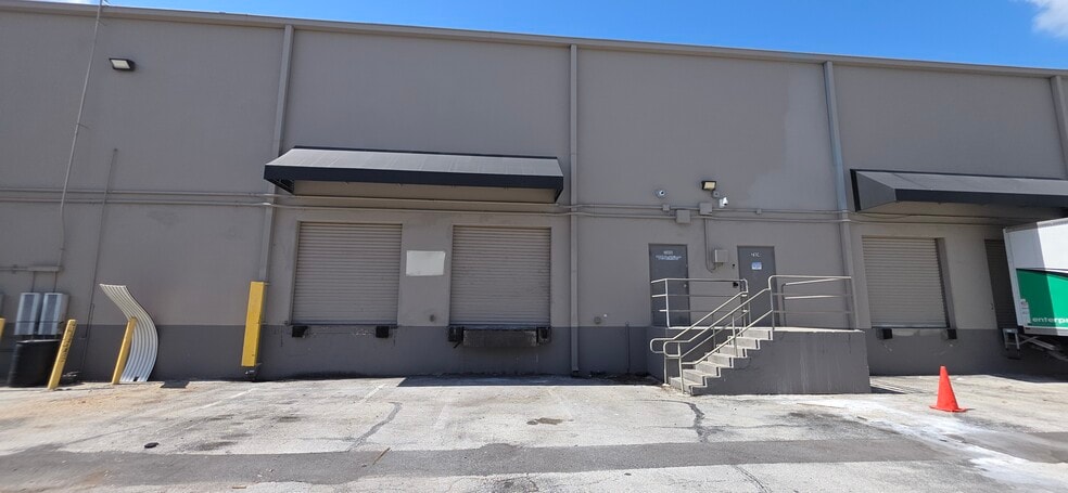 More Photos Of 7810 Kingspointe Pky, Orlando Warehouse For Lease