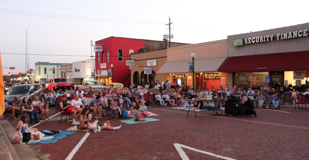 More Photos Of 102 S Johnson St, Mineola Freestanding For Lease