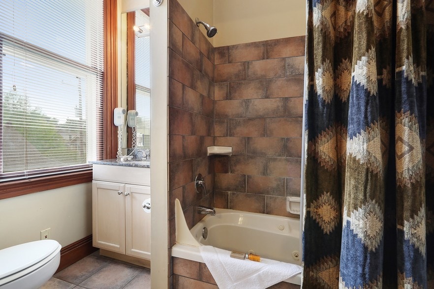 More Photos Of 120 S Pierce St, New Orleans Hotel For Sale