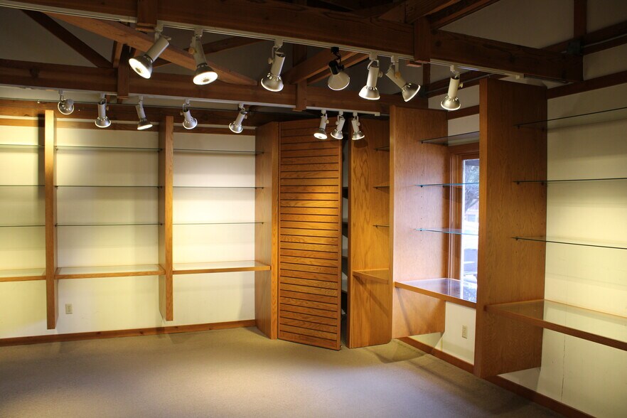 More Photos Of 310-340 Water St, Excelsior Freestanding For Lease
