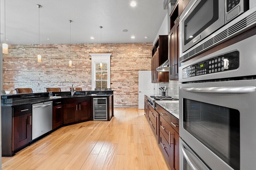 More Photos Of 408 Dousman St, Green Bay Storefront Retail Residential For Sale