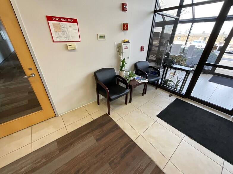 More Photos Of 2505 S Finley Rd, Lombard Office For Lease