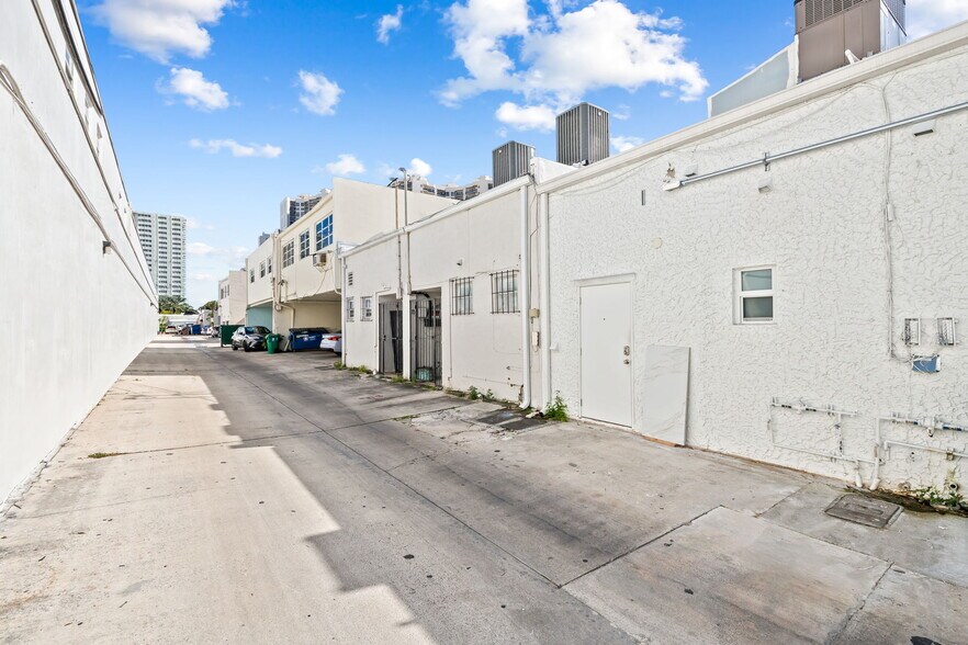 More Photos Of 3309 NE 33rd St, Fort Lauderdale General Retail For Lease