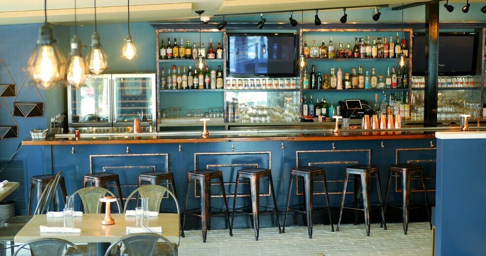 More Photos Of 17 S Edison St, Montauk Freestanding For Lease