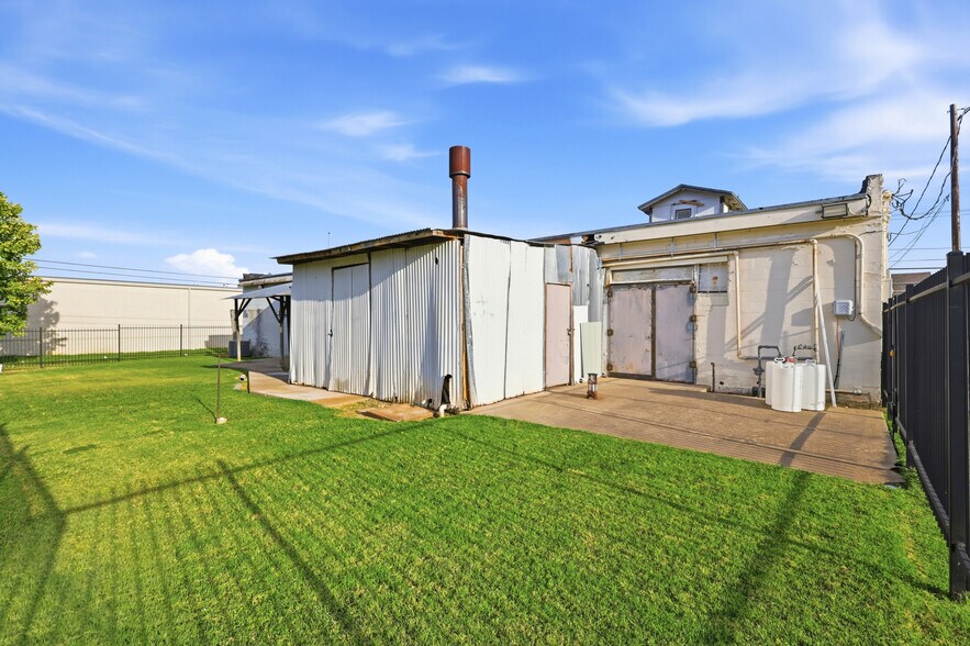 More Photos Of 8424-8430 White Settlement Rd, Fort Worth Storefront Retail Office For Sale