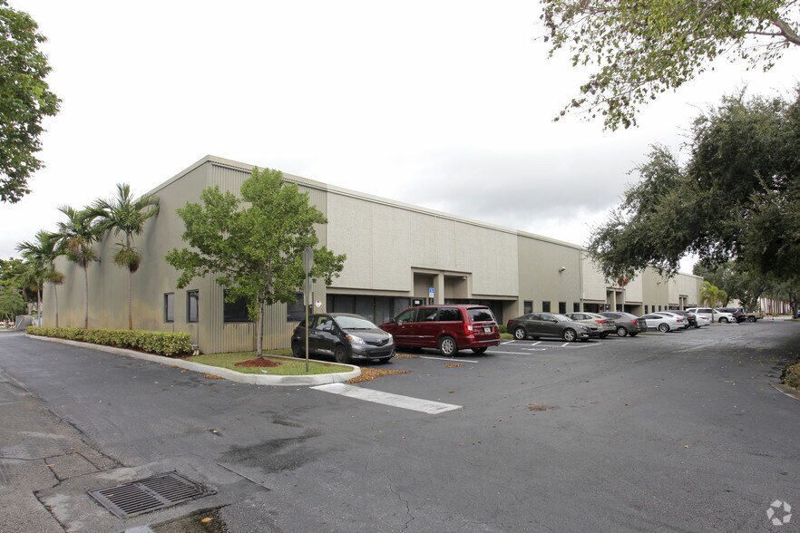 More Photos Of 410-442 S Military Trl, Deerfield Beach Warehouse For Lease