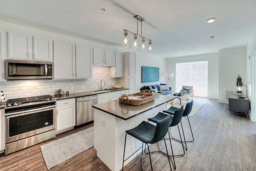 More Photos Of 1555 Ellinwood Ave, Des Plaines Apartments For Lease