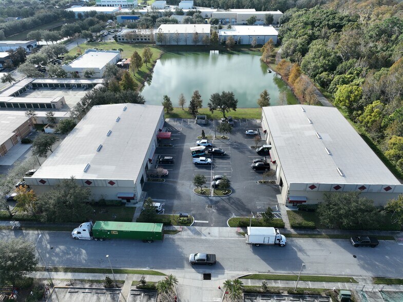 More Photos Of 5032 Forsyth Commerce Rd, Orlando Warehouse For Lease